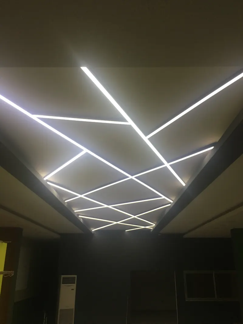 Tavanda geometrik LED ışık hatları