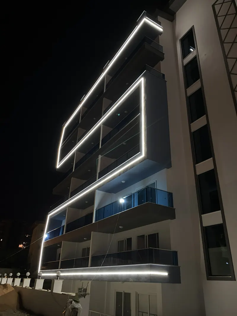 Cephe hatları LED ile vurgulanmış bina