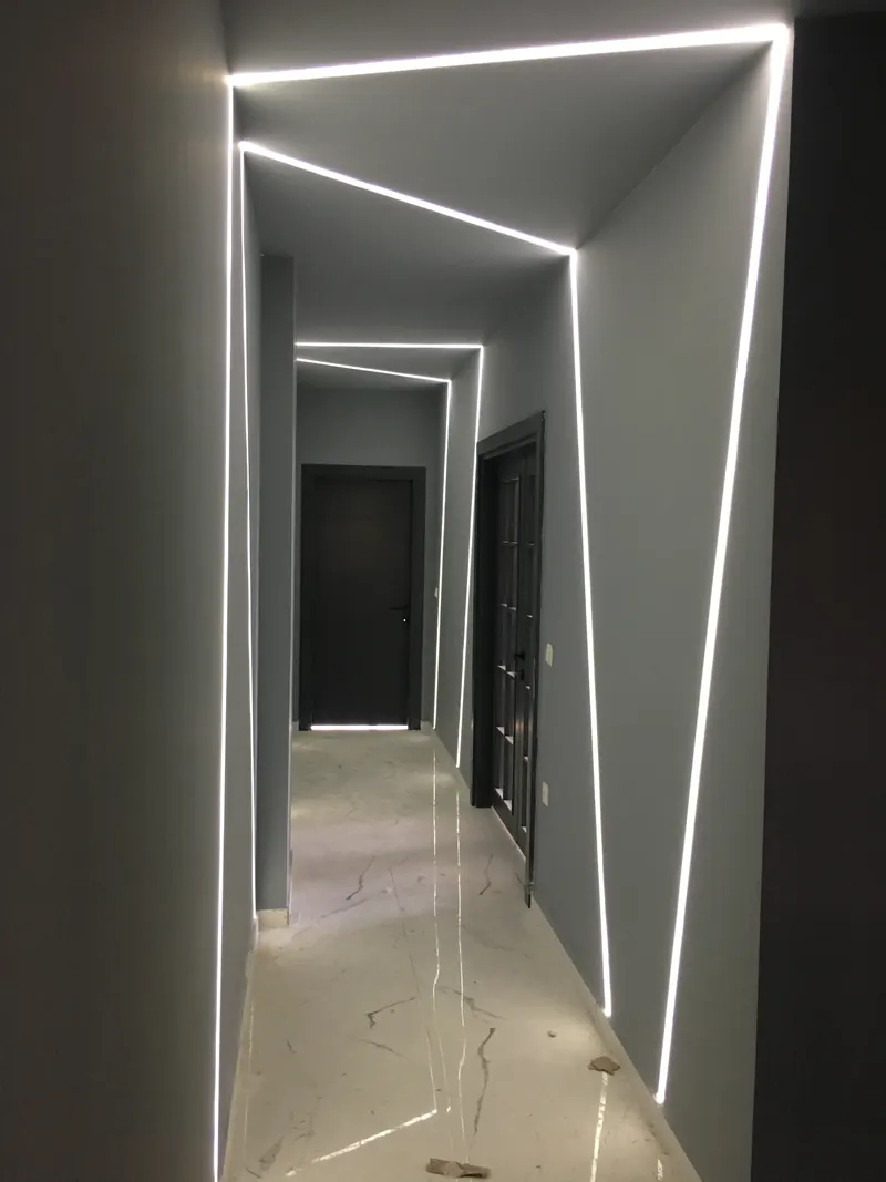 Doğrusal LED ışık hatlarıyla çerçevelenmiş koridor