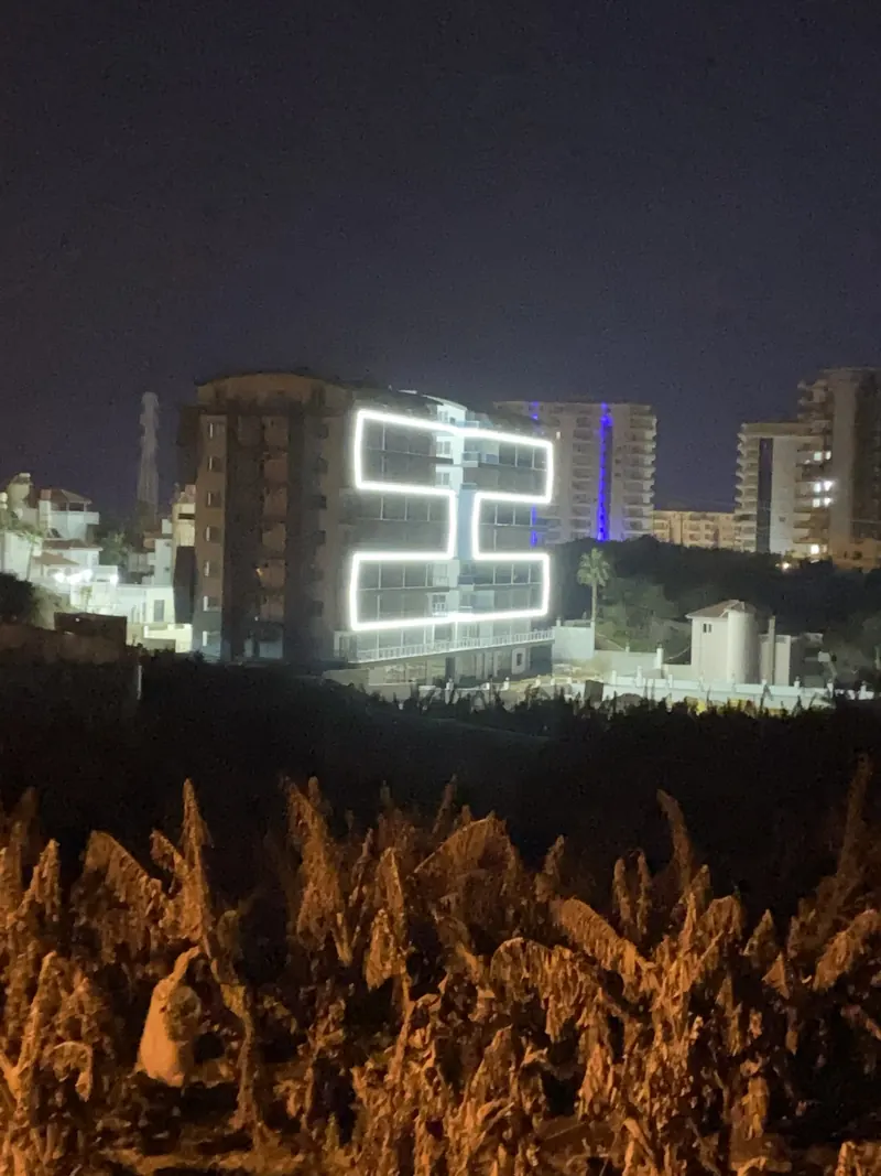Gece aydınlatılmış LED bina işareti